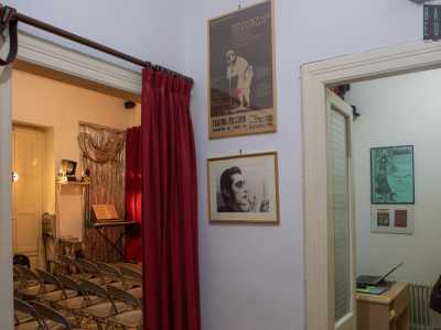 �Sono tutti oggetti di scena e accessori dei costumi�, afferma Rino mentre ci conduce in visita all�appartamento